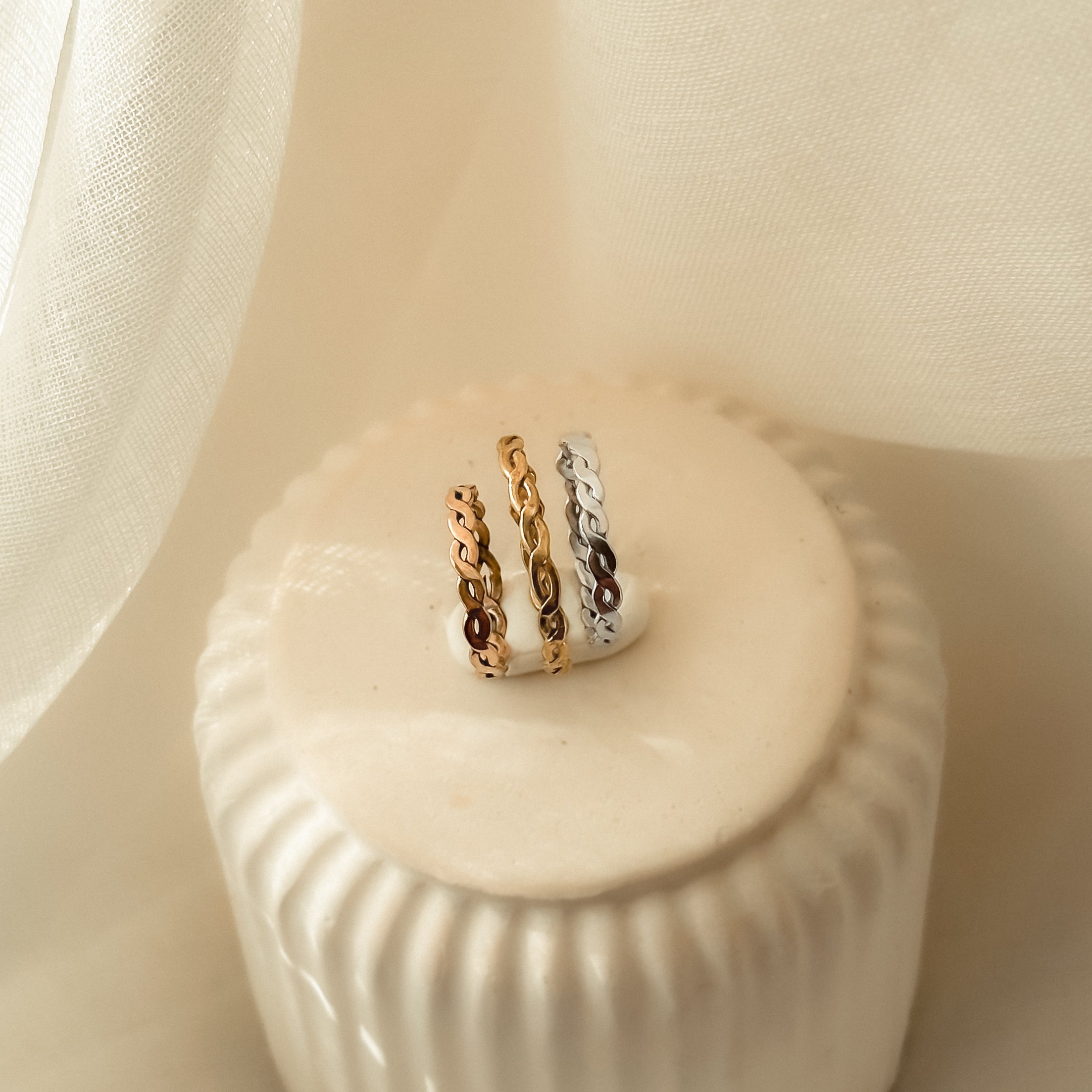 Gedrehter Ring aus Gold, Silber oder Messing