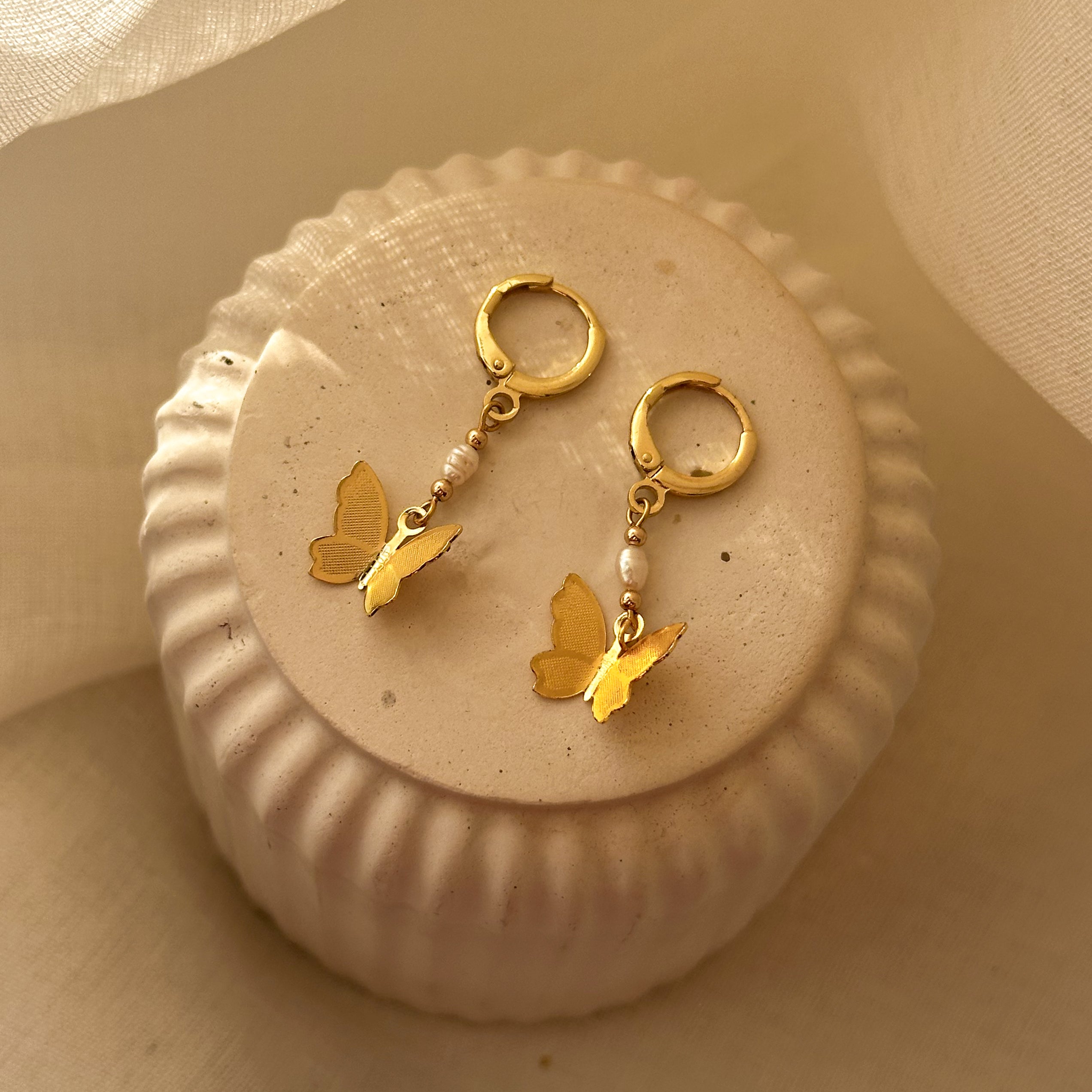 Vergoldete Schmetterling Ohrringe mit Süßwasserperle
