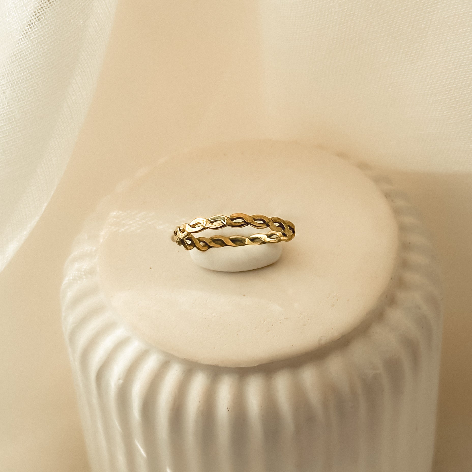 Gedrehter Ring aus Gold, Silber oder Messing