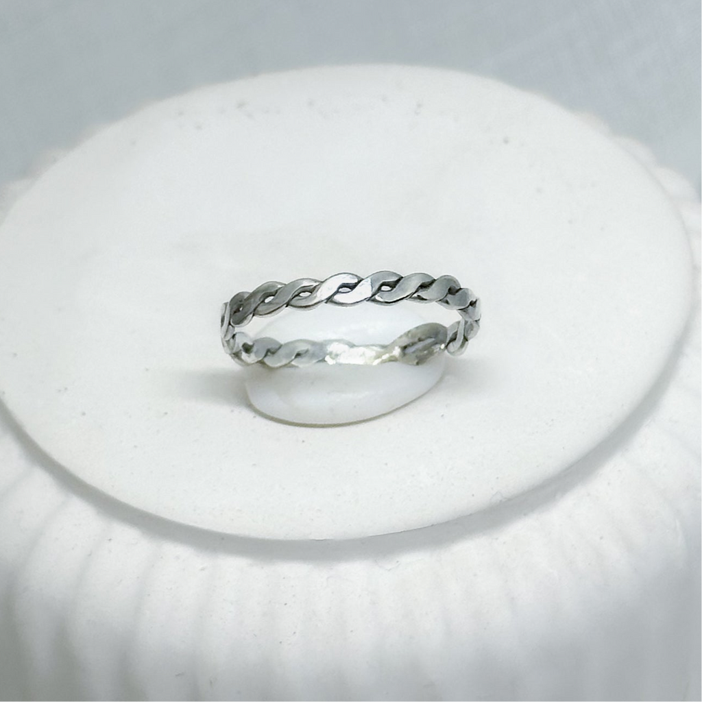 Gedrehter Ring aus Gold, Silber oder Messing