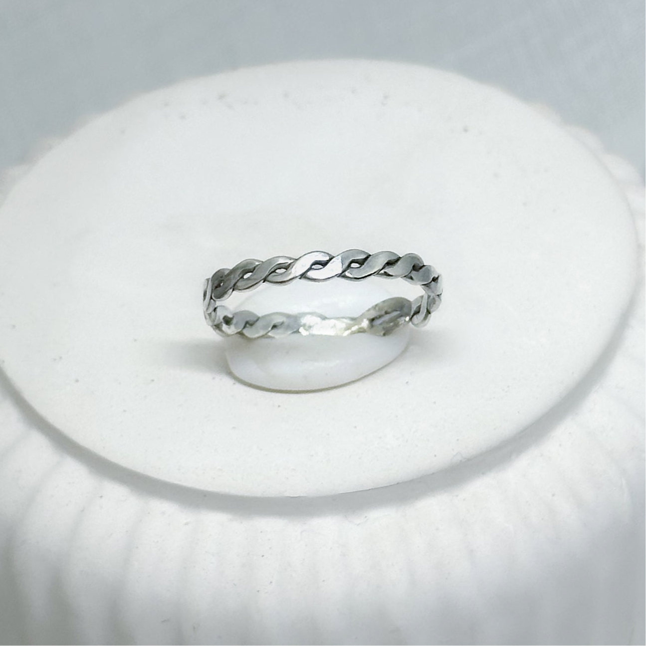 Gedrehter Ring aus Gold, Silber oder Messing