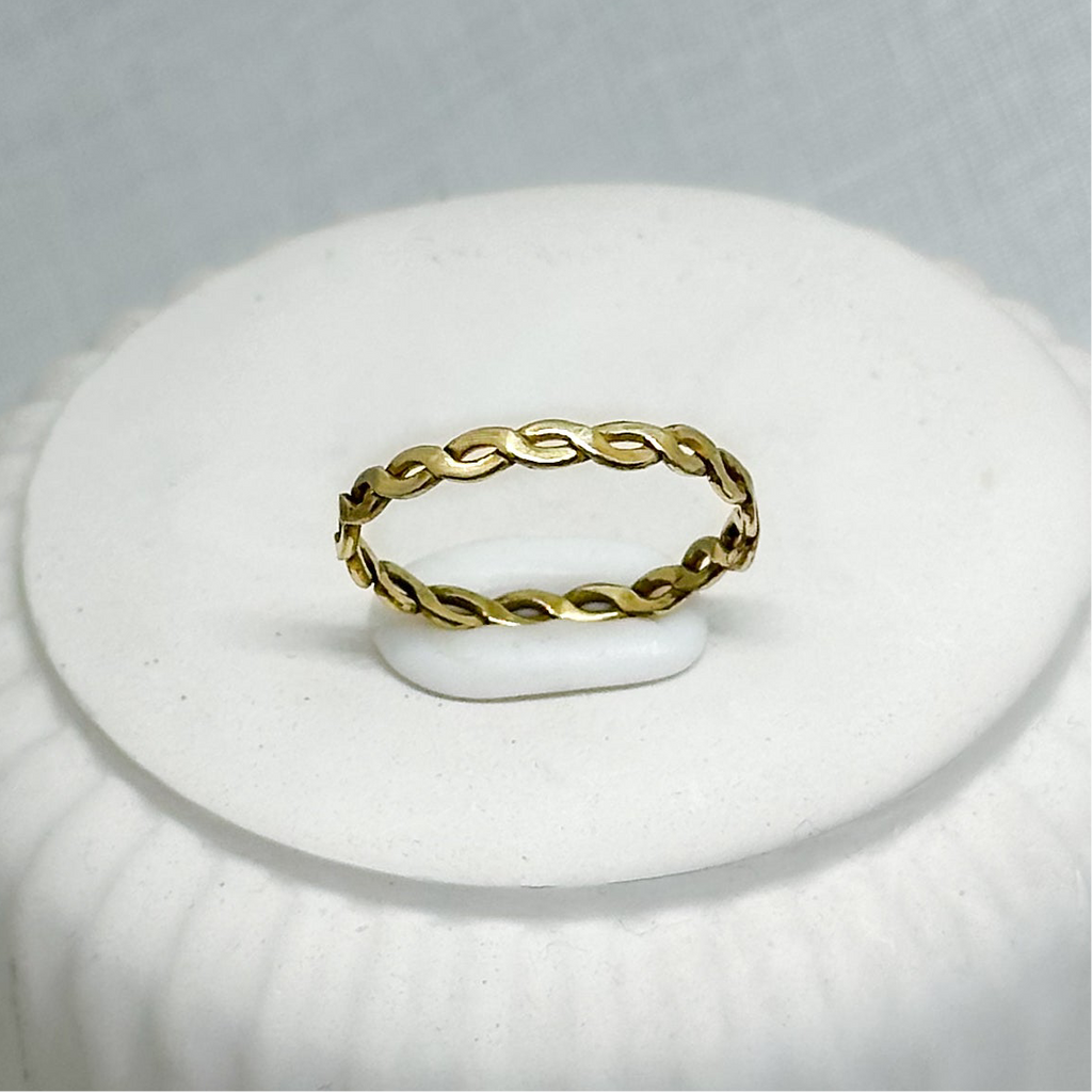 Gedrehter Ring aus Gold, Silber oder Messing