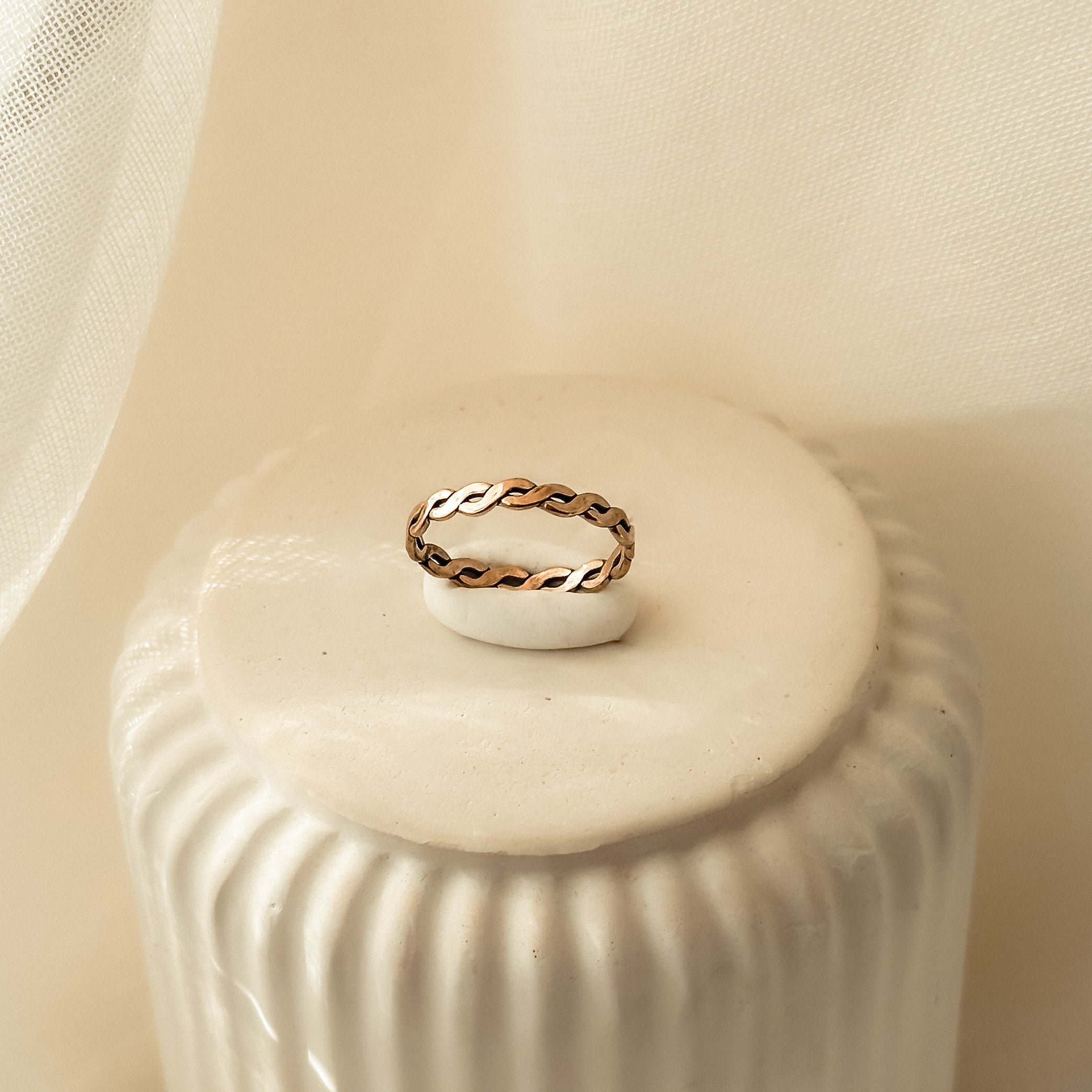 Gedrehter Ring aus Gold, Silber oder Messing