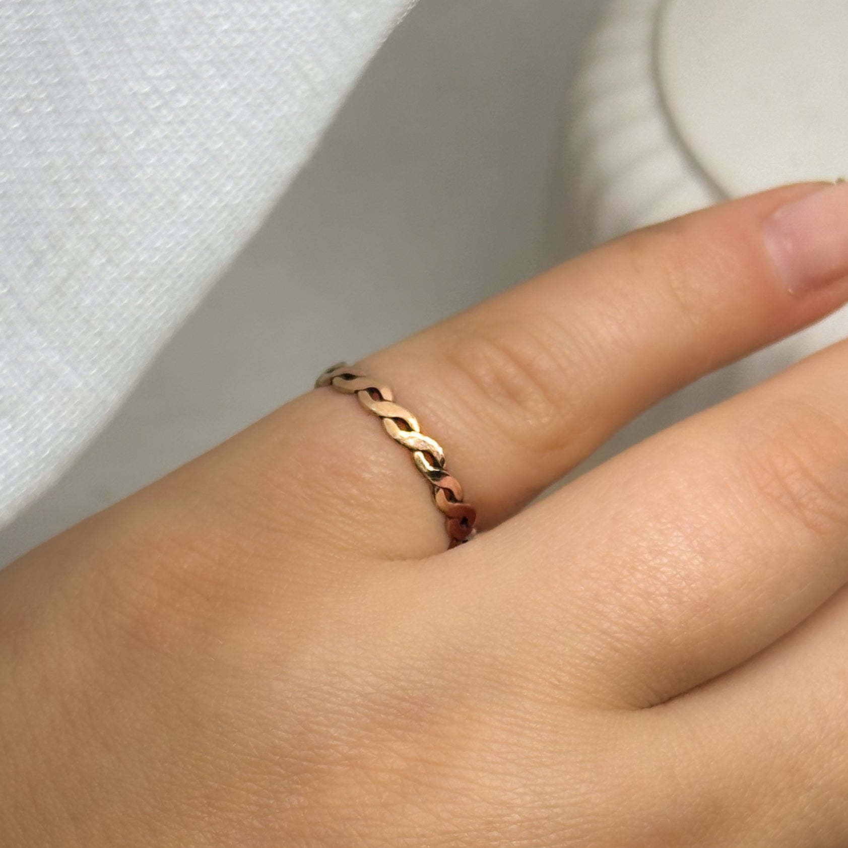 Gedrehter Ring aus Gold, Silber oder Messing