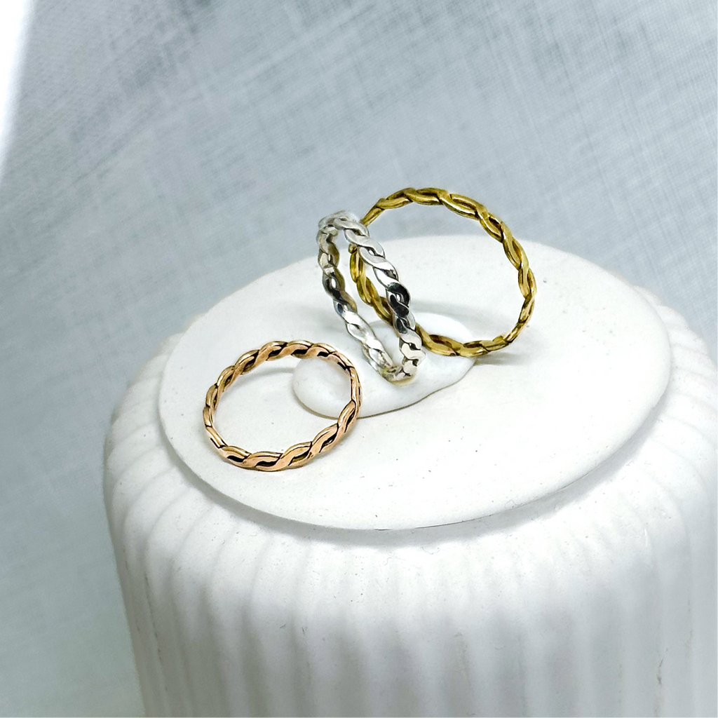 Gedrehter Ring aus Gold, Silber oder Messing