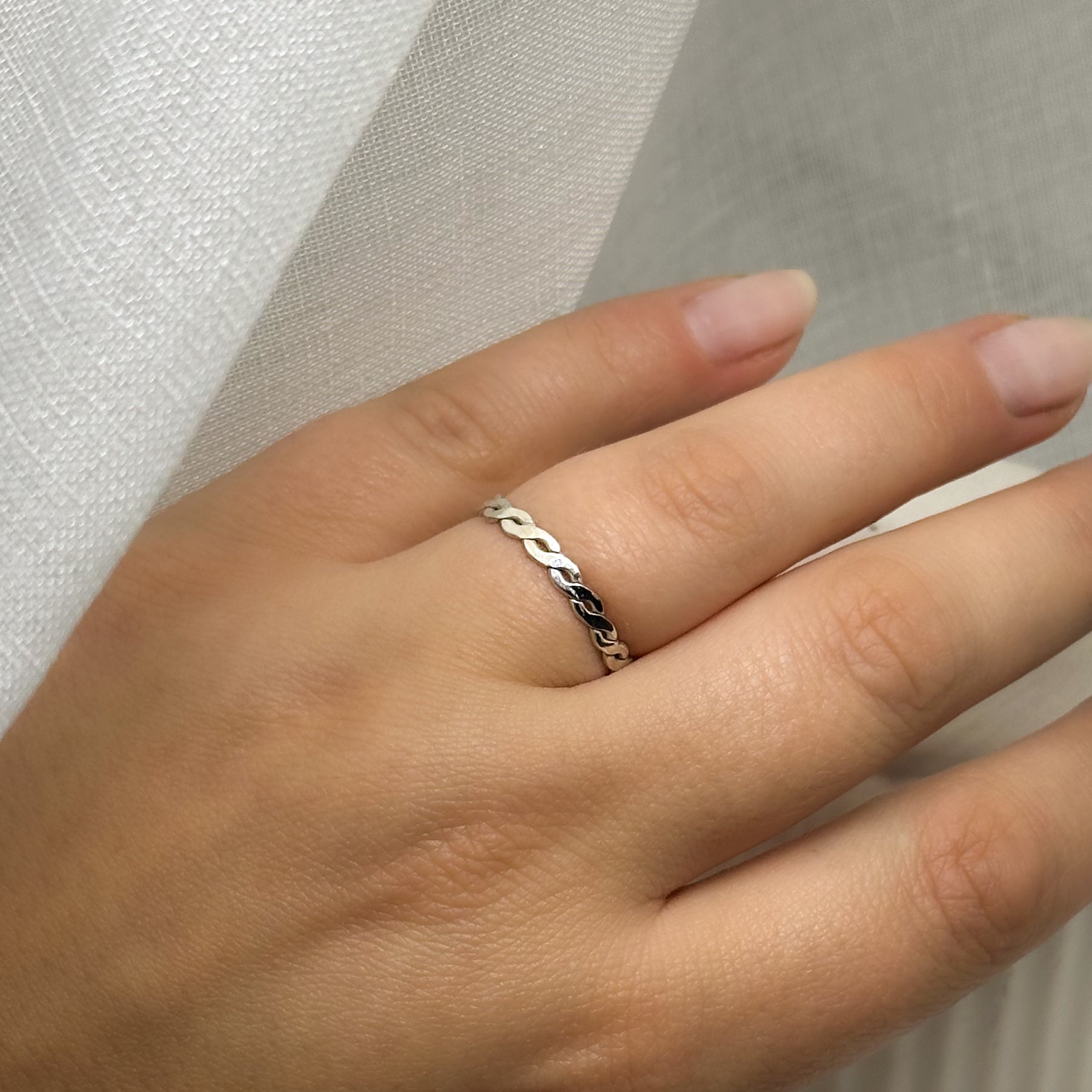 Gedrehter Ring aus Gold, Silber oder Messing