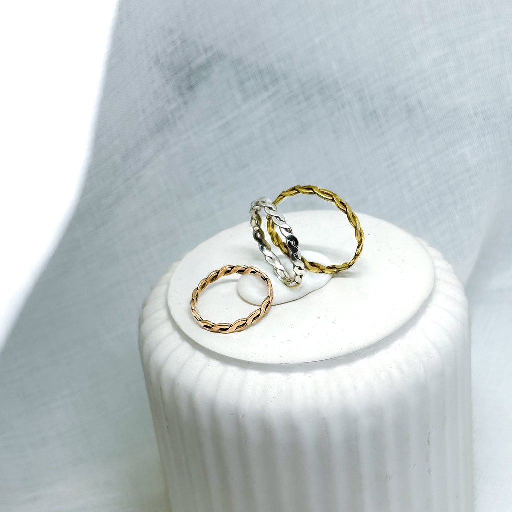 Gedrehter Ring aus Gold, Silber oder Messing