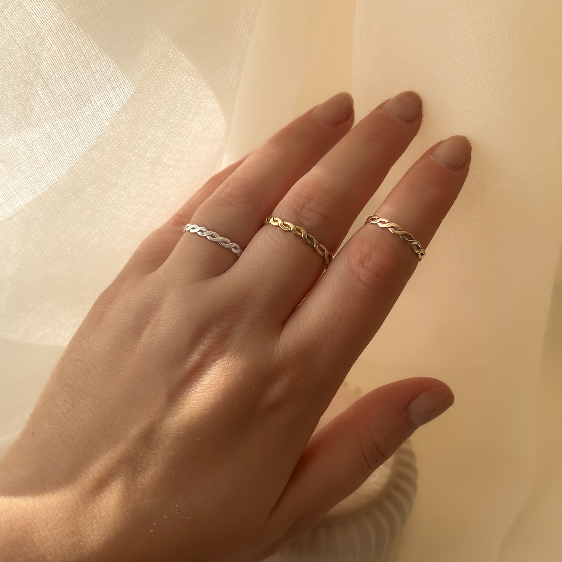 Gedrehter Ring aus Gold, Silber oder Messing