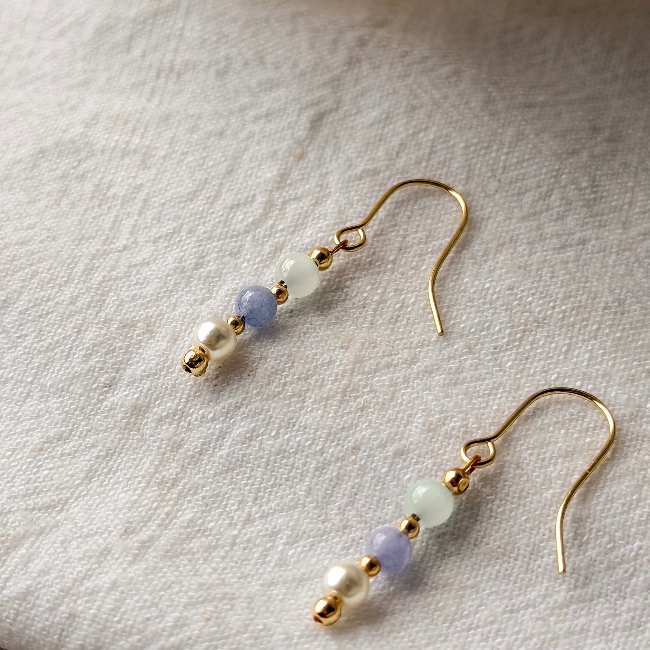 Nola Ohrringe – Pastellperlen & Gold