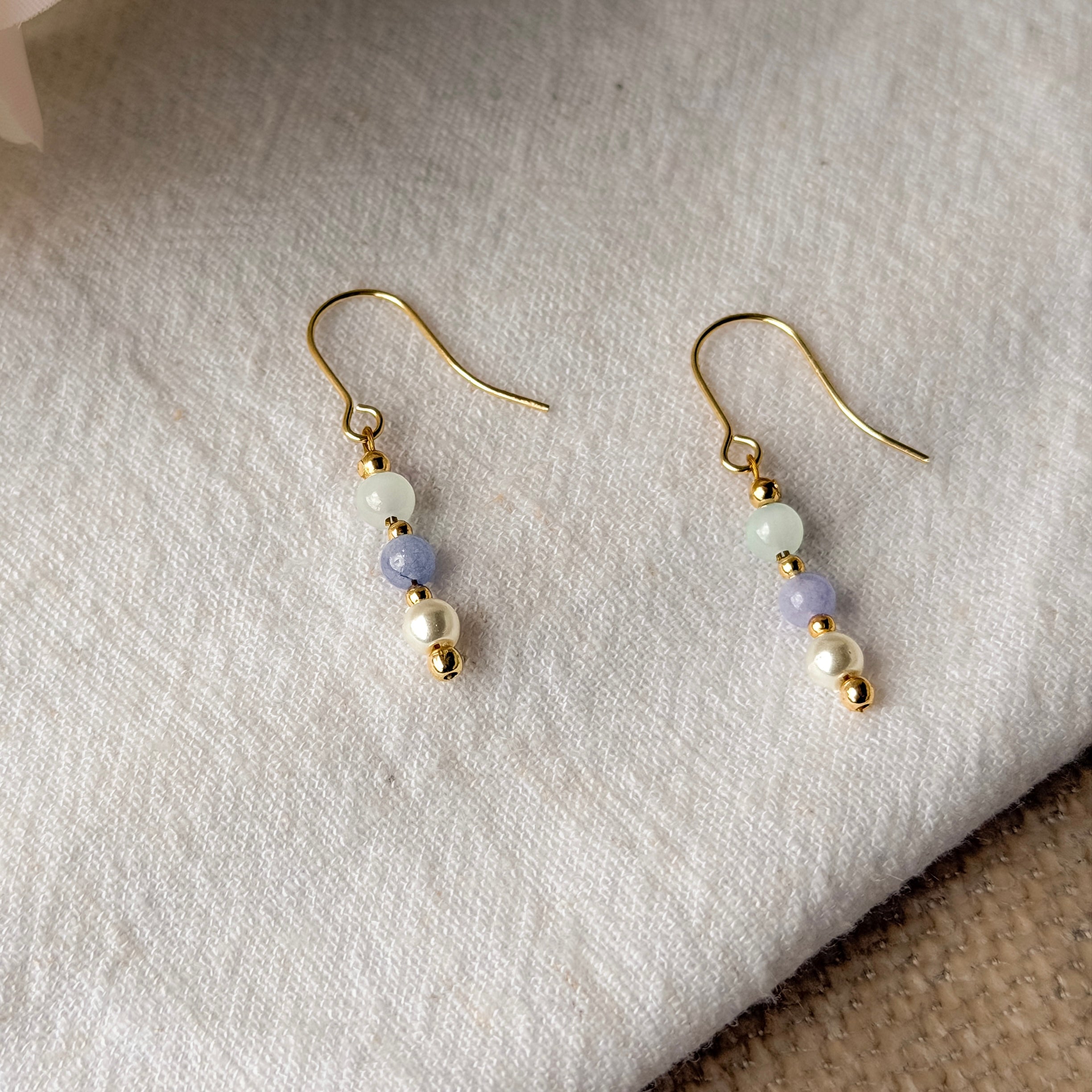 Nola Ohrringe – Pastellperlen & Gold