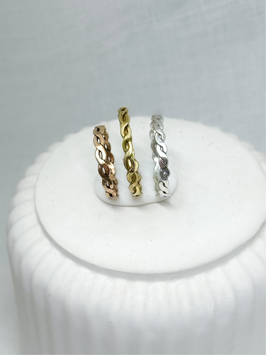 Gedrehter Ring aus Gold, Silber oder Messing
