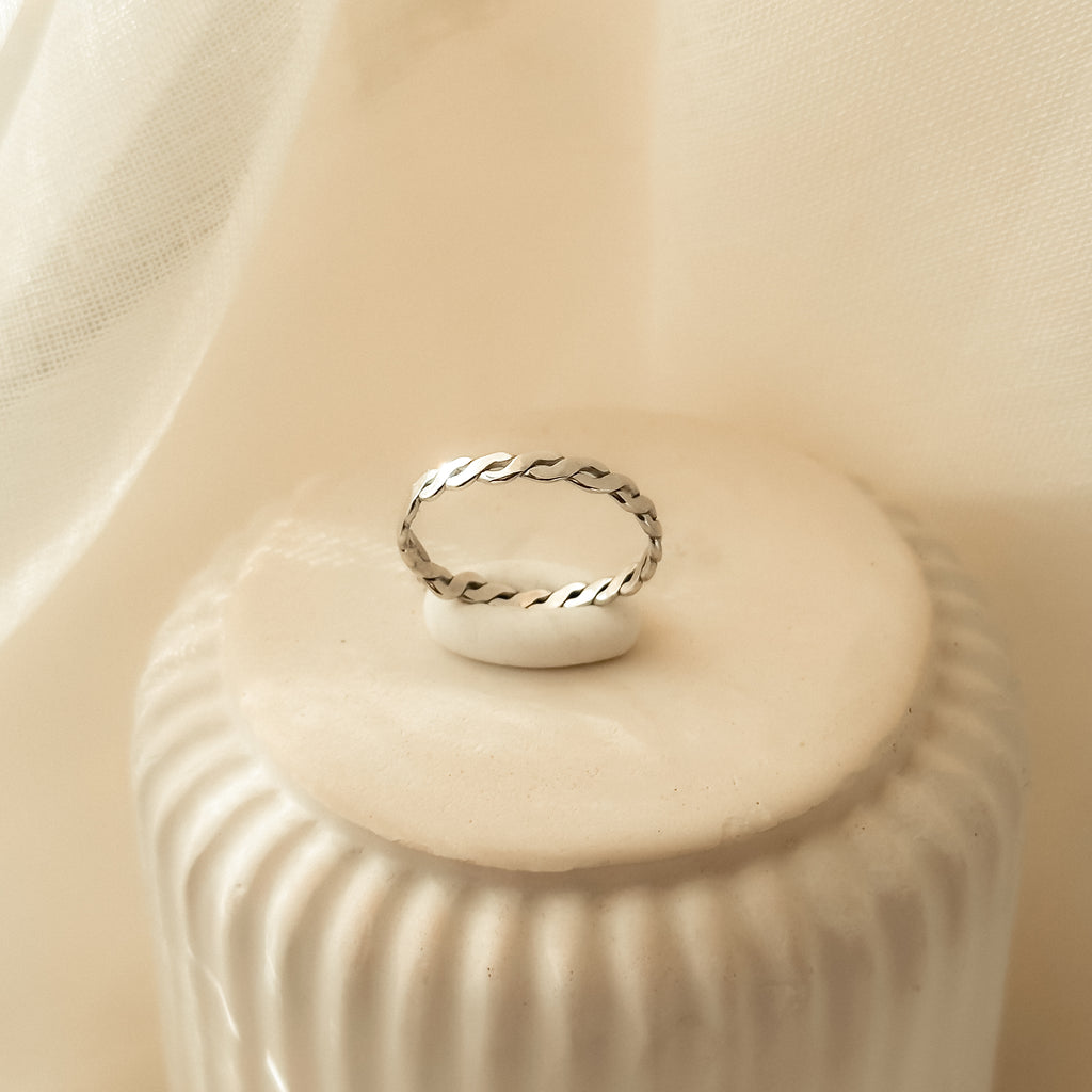 Gedrehter Ring aus Gold, Silber oder Messing
