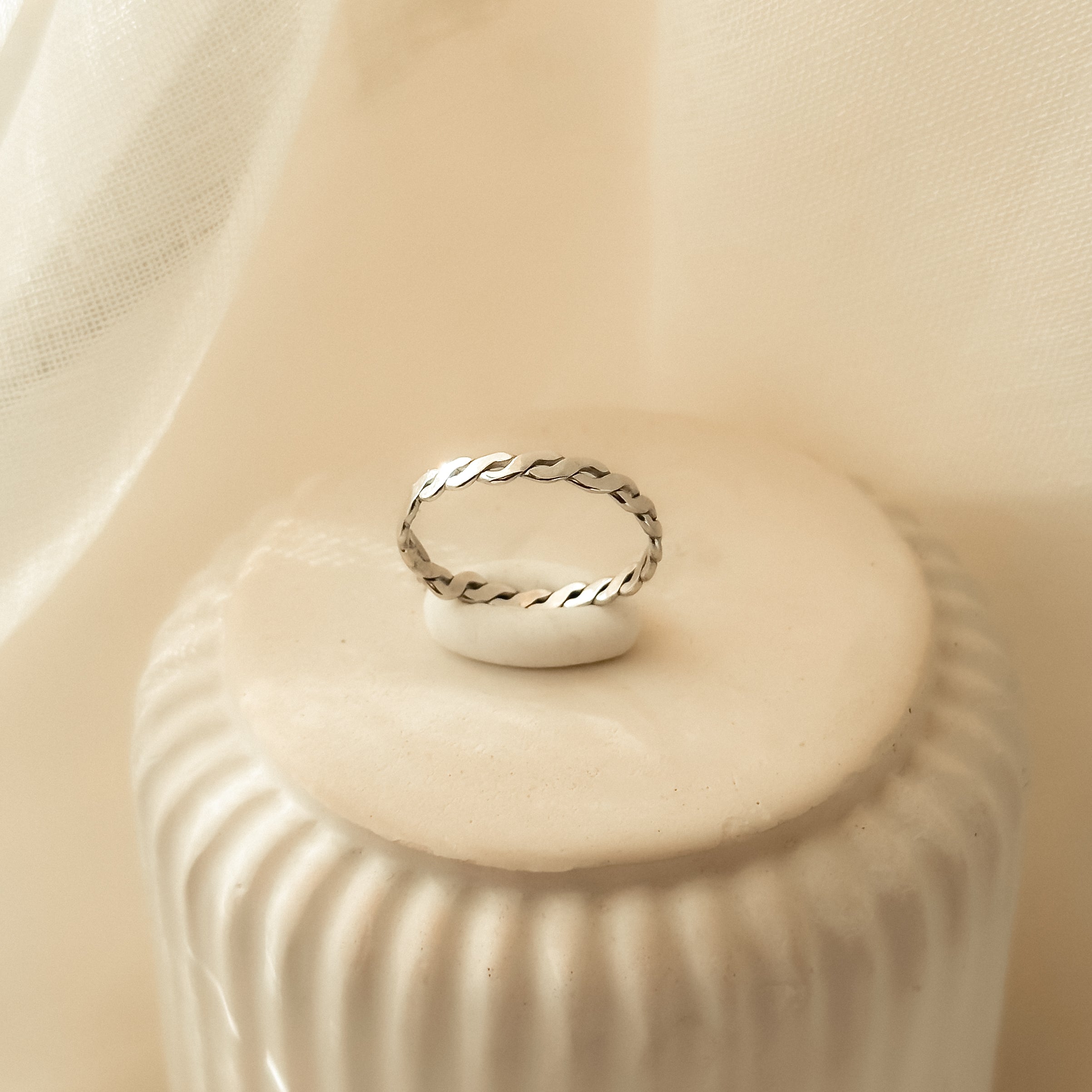 Gedrehter Ring aus Gold, Silber oder Messing