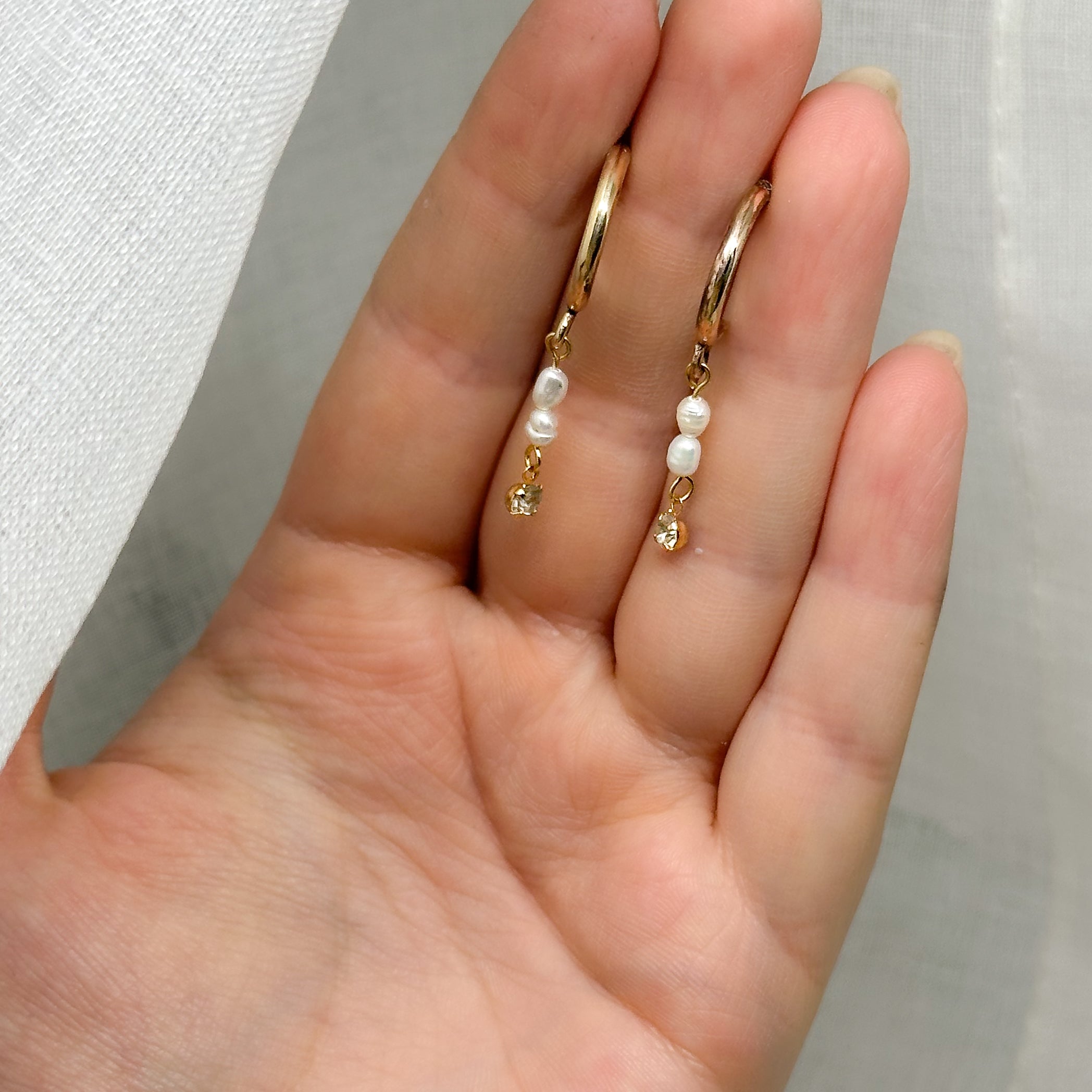 14k Gold Filled Creolen mit Süßwasserperlen & Zirkonia Anhänger