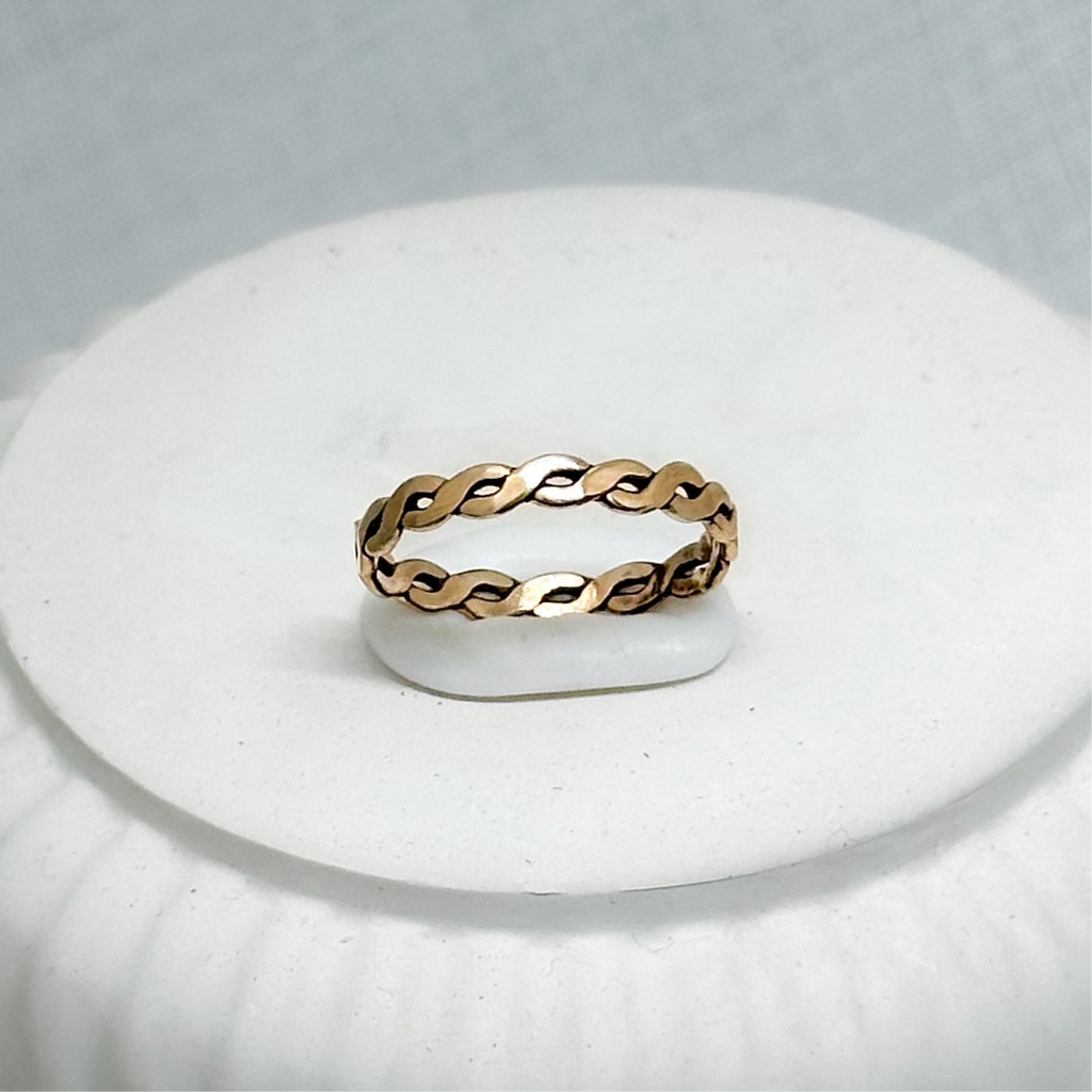Gedrehter Ring aus Gold, Silber oder Messing