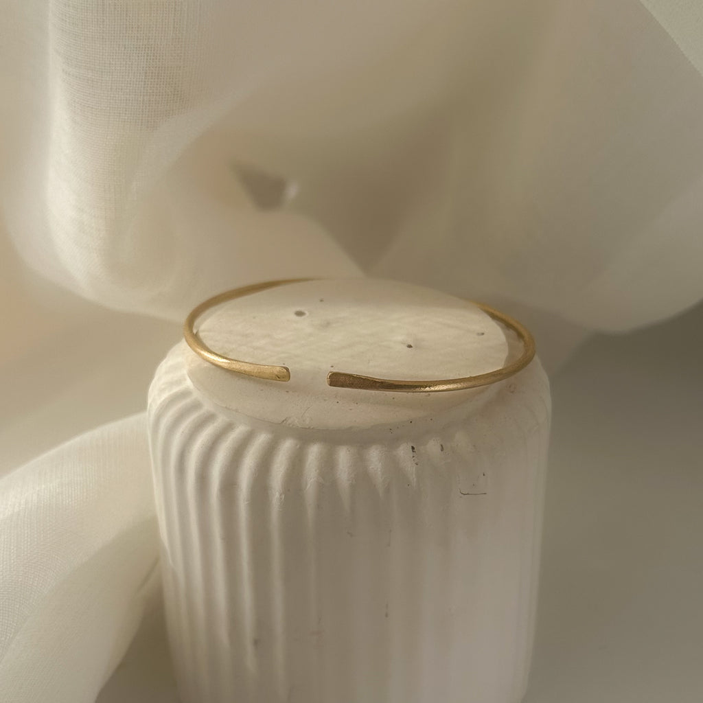 Leicht strukturierter Messing-Armreif