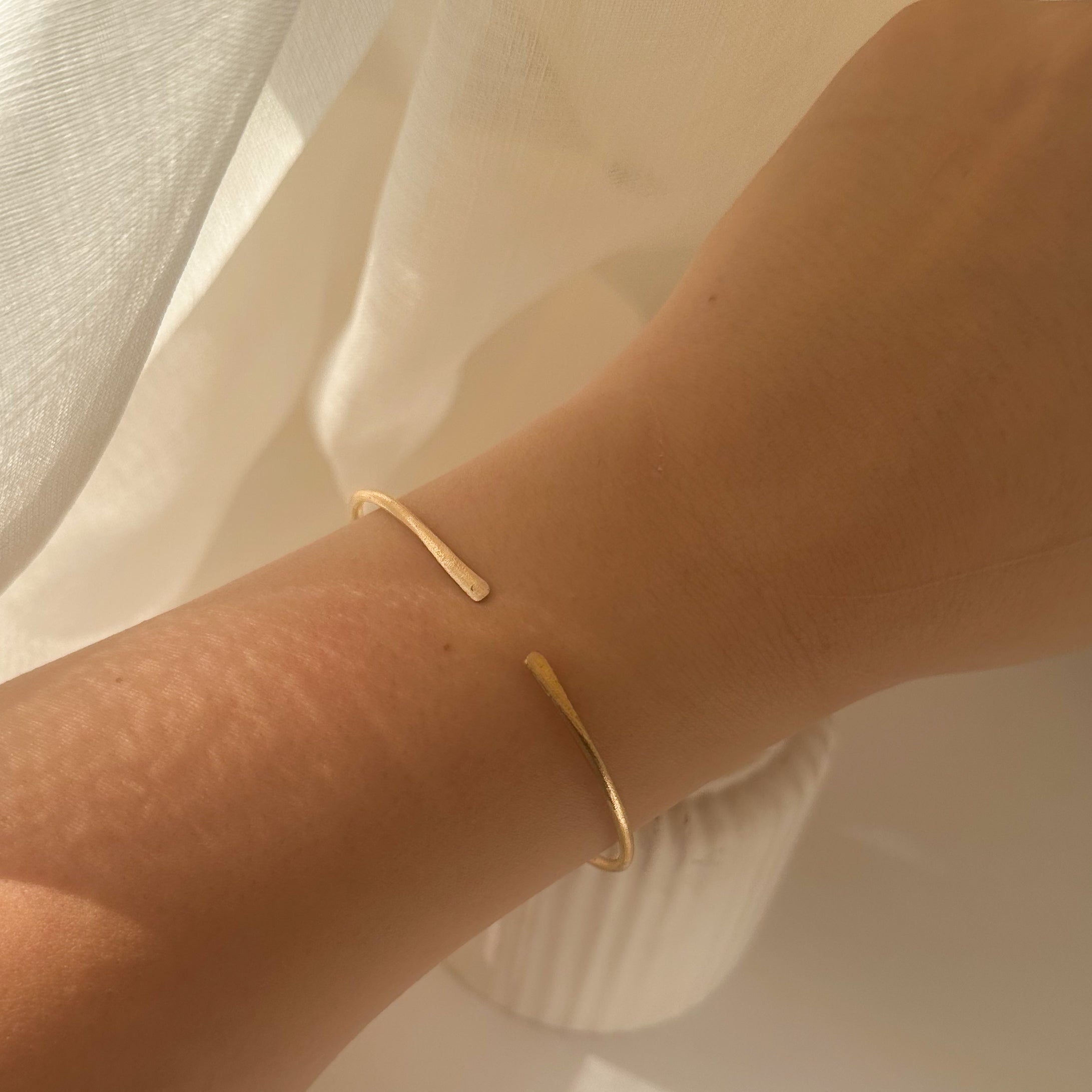 Leicht strukturierter Messing-Armreif