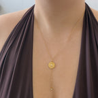 Goldene Aurelia Y-Kette am Dekolleté getragen