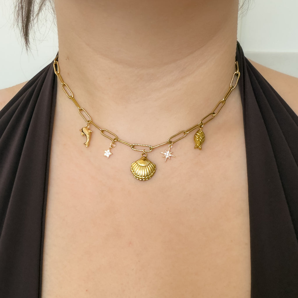 Maritime goldene Charm-Kette am Hals getragen