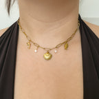 Maritime goldene Charm-Kette am Hals getragen
