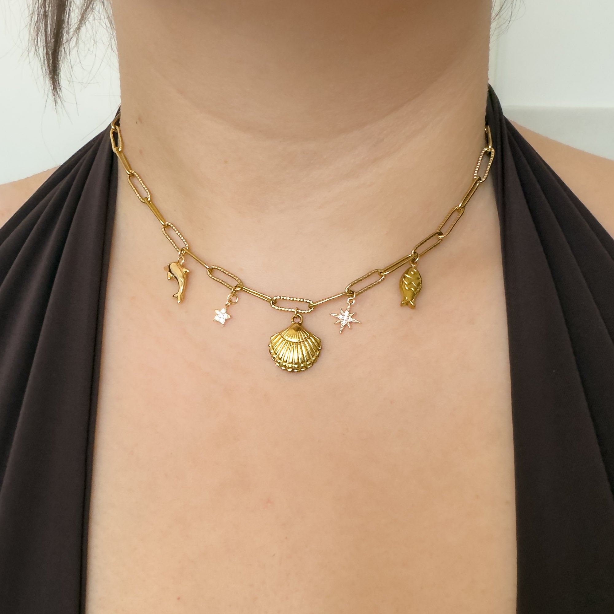 Maritime goldene Charm-Kette am Hals getragen