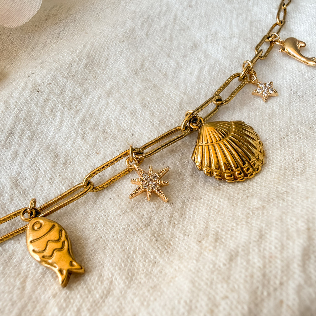 Detailaufnahme der maritimen Anhänger der Marina Charm-Kette