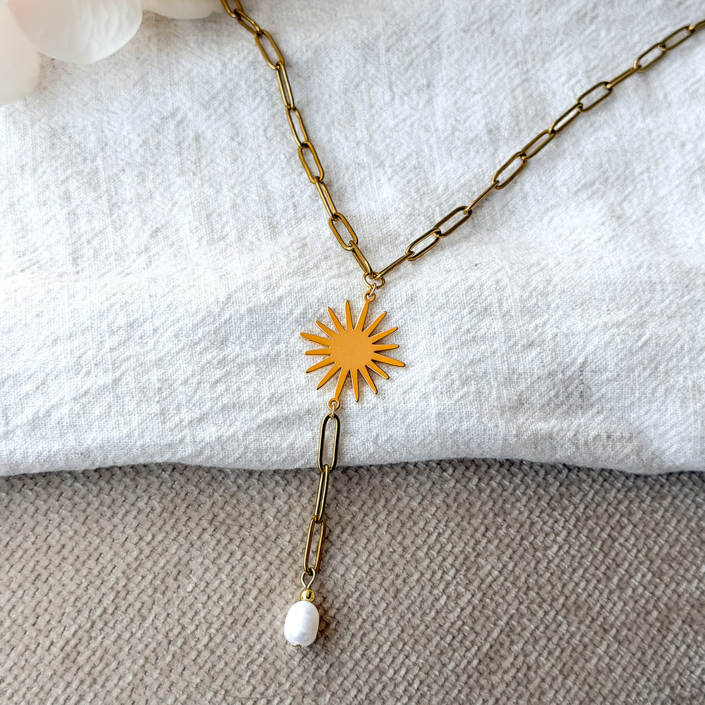 Solara Y-Kette 18k vergoldet mit Sonnenanhänger und weißer Perle