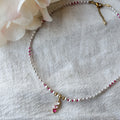 Rosalie Perlenkette mit Shell Pearls, pinken Miyuki-Perlen und Herzanhänger