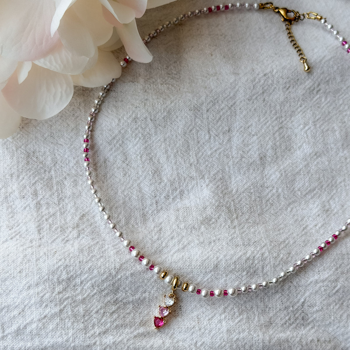 Rosalie Perlenkette mit Shell Pearls, pinken Miyuki-Perlen und Herzanhänger
