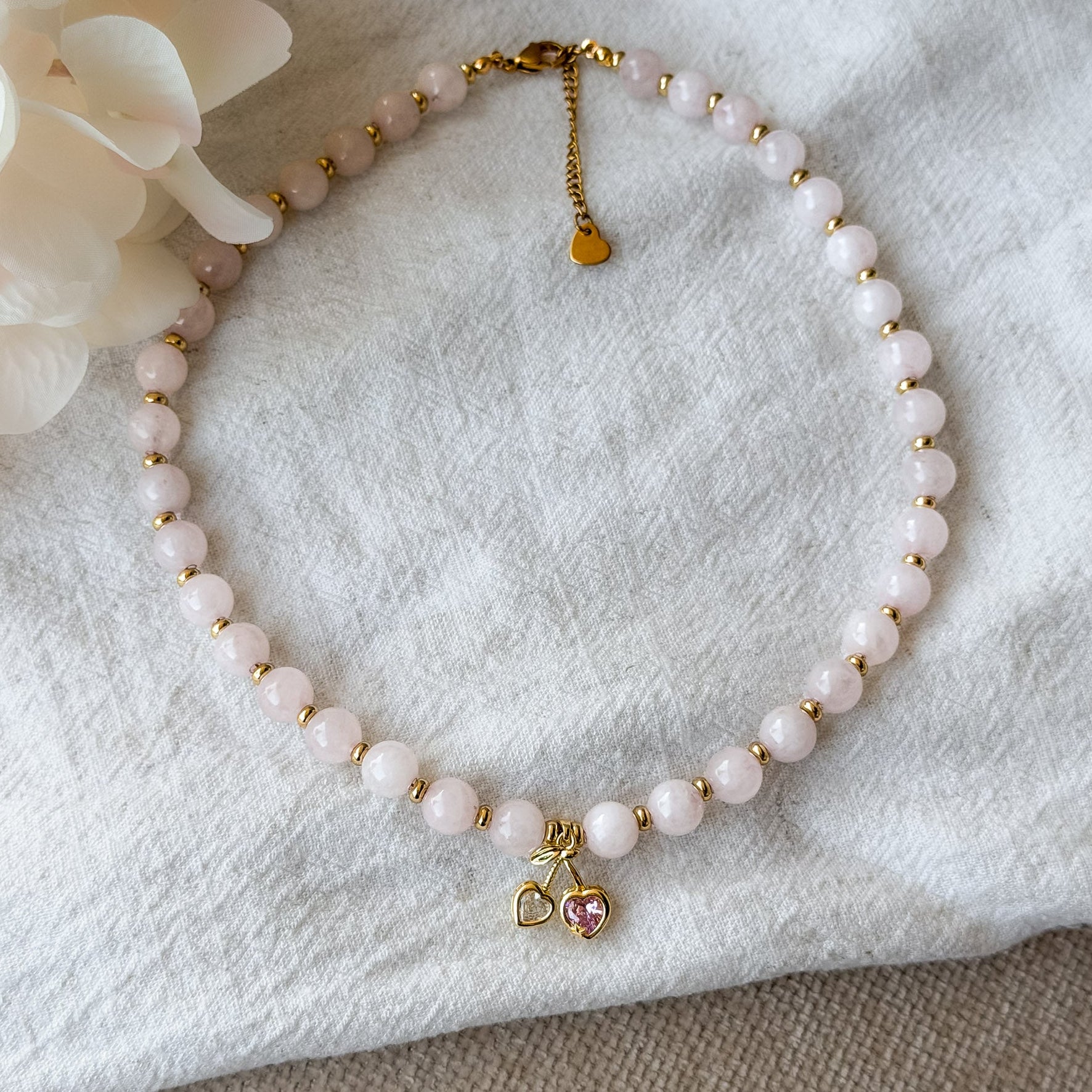 Cherry Love Rosenquarz-Kette aus natürlichen Rosenquarz-Perlen mit vergoldeten Zwischenperlen und Kirsch-Anhänger