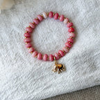 Handgefertigtes Rhodonit-Armband Malia mit goldenem Elefanten-Anhänger