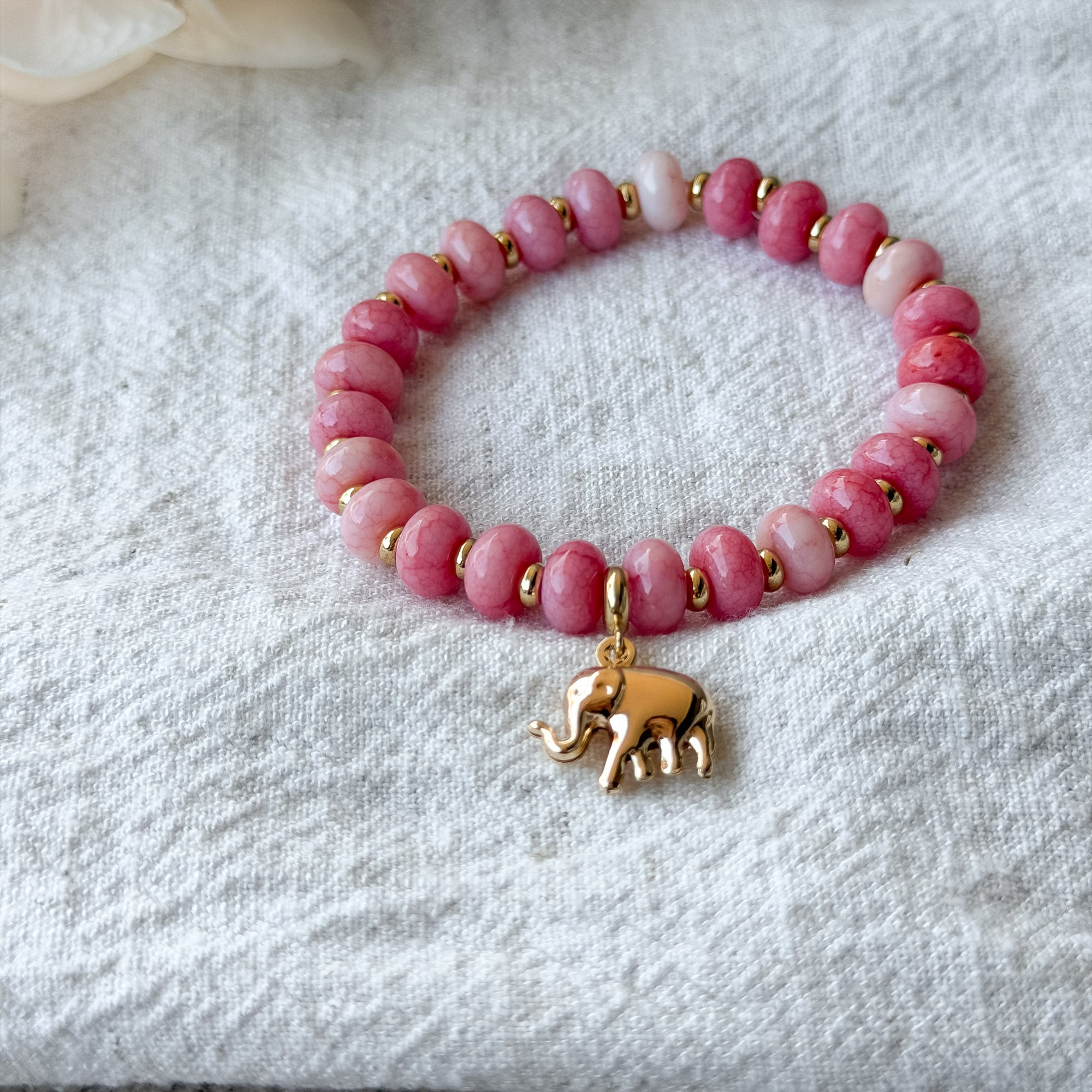 Malia Rhodonit-Armband in Rosa mit goldenen Zwischenperlen und Elefanten-Anhänger