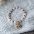 Cherry Love Rosenquarz-Armband mit vergoldetem Kirsch-Anhänger und funkelnden Zirkonia