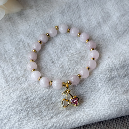 Cherry Love Rosenquarz-Armband mit vergoldetem Kirsch-Anhänger und funkelnden Zirkonia