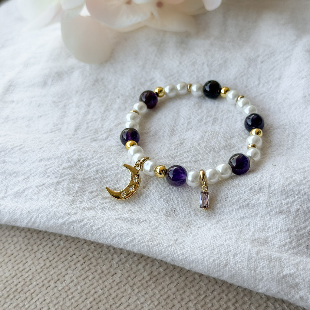 Celeste Charm-Armband mit Amethyst-Perlen, Shell-Perlen und vergoldetem Mond-Charm