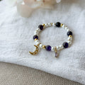 Celeste Charm-Armband mit Amethyst-Perlen, Shell-Perlen und vergoldetem Mond-Charm