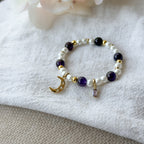 Celeste Charm-Armband mit Amethyst-Perlen, Shell-Perlen und vergoldetem Mond-Charm