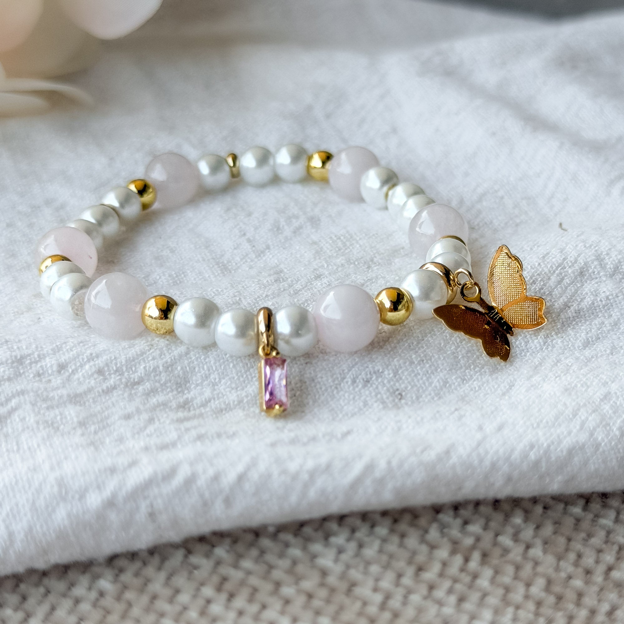 Celeste Charm-Armband mit Rosenquarz, Shell-Perlen und vergoldetem Schmetterlings-Charm