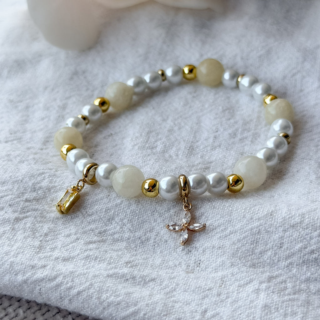 Celeste Charm-Armband mit hellen Edelsteinperlen, Shell-Perlen und vergoldeten Charms