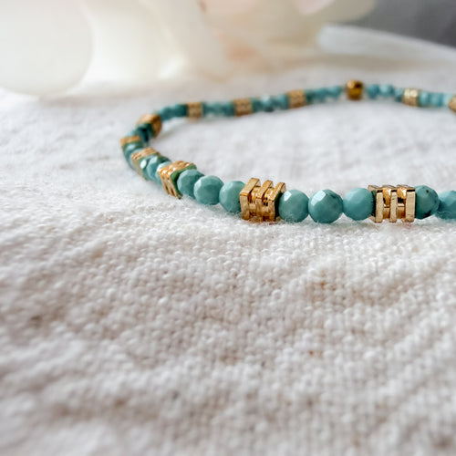 Detailaufnahme des Nayla Türkis-Armbands mit facettierten Türkisperlen und würfelförmigen 18k vergoldeten Zwischenperlen