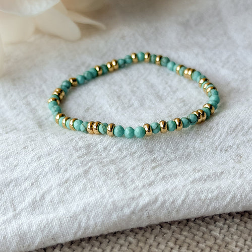 Nahaufnahme der facettierten Türkisperlen und 18k vergoldeten Rondell-Zwischenperlen des Kaia Armbands