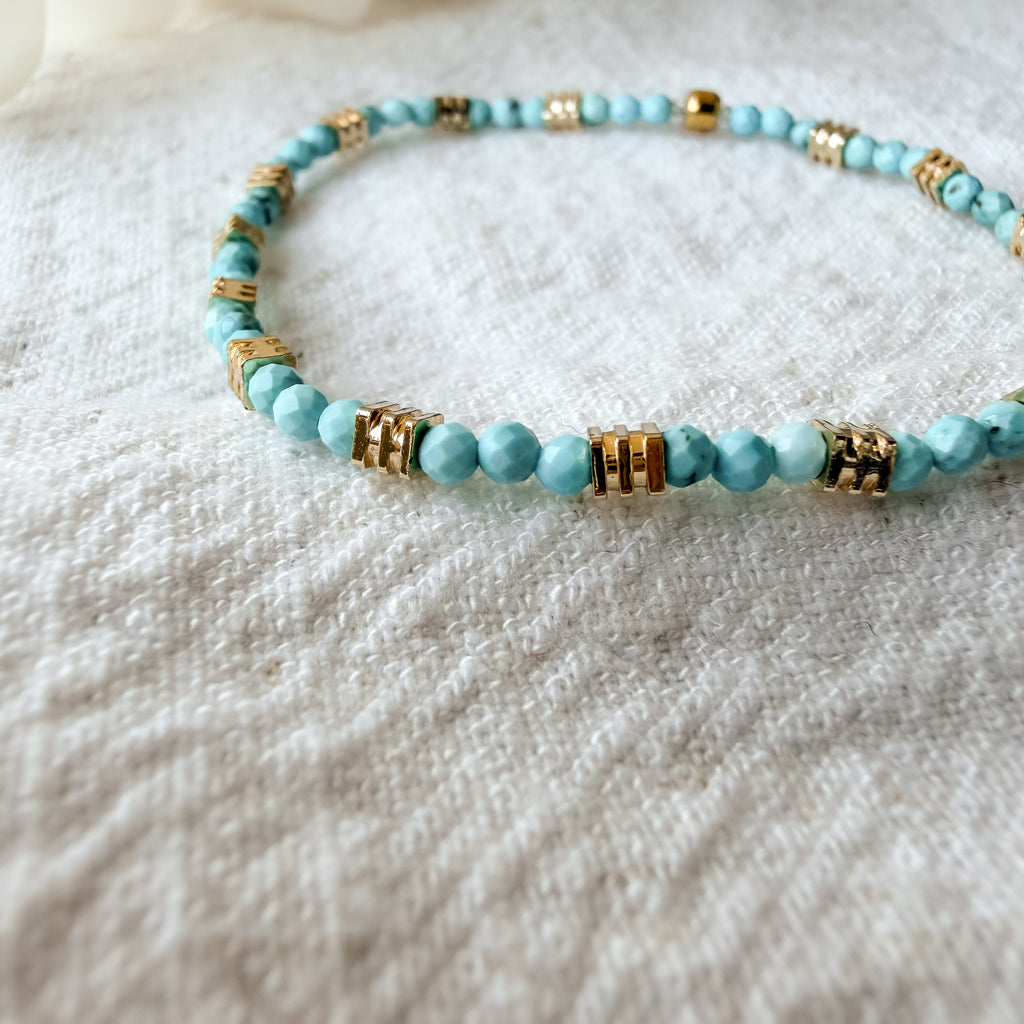 Elastisches Nayla Türkis-Armband mit facettierten Türkisperlen und 18k vergoldeten Details