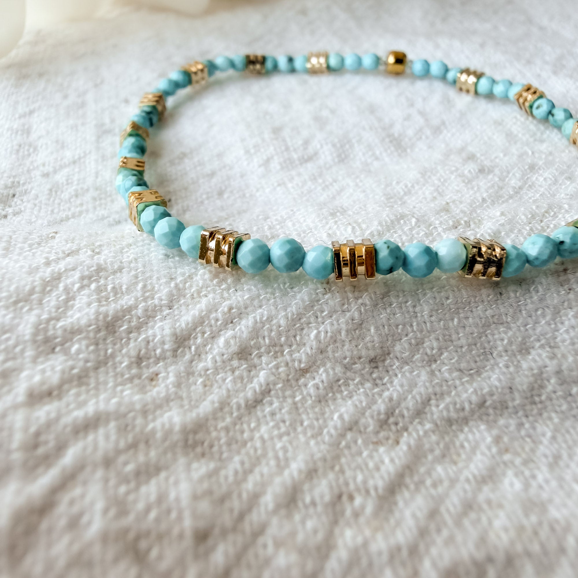 Elastisches Nayla Türkis-Armband mit facettierten Türkisperlen und 18k vergoldeten Details
