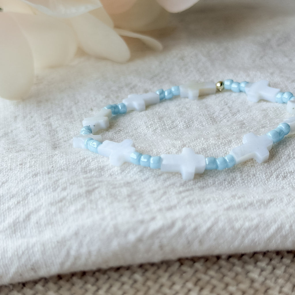 Detailaufnahme des Noa Armbands mit weißen Muschelkreuzen und hellblauen Miyuki-Perlen