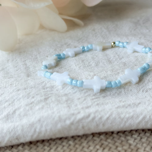 Detailaufnahme des Noa Armbands mit weißen Muschelkreuzen und hellblauen Miyuki-Perlen