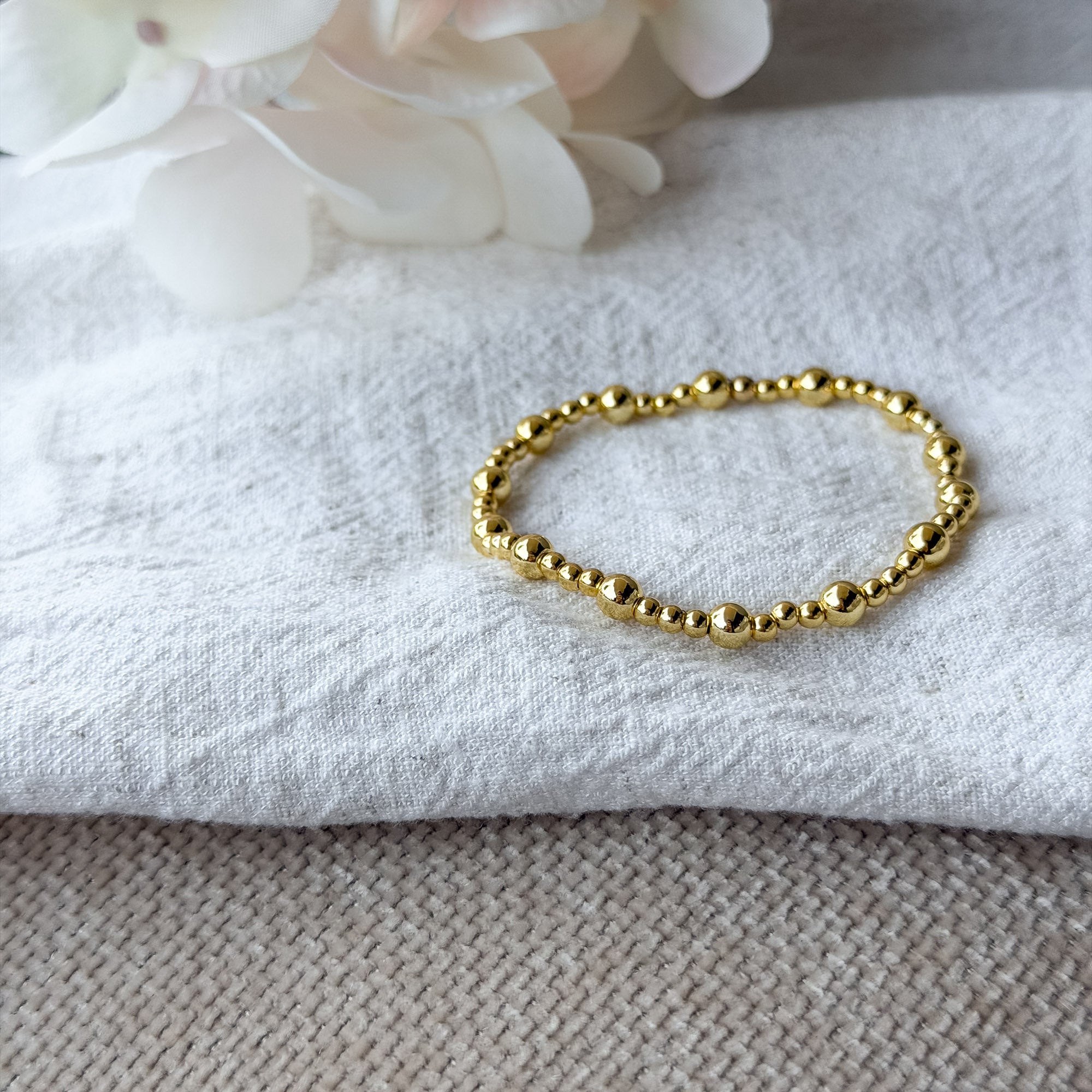 Handgefertigtes Aurelia Armband mit 18k vergoldeten Messingperlen im eleganten Layering-Design