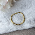 Minimalistisches Aurelia Armband aus unterschiedlich großen 18k vergoldeten Messingperlen