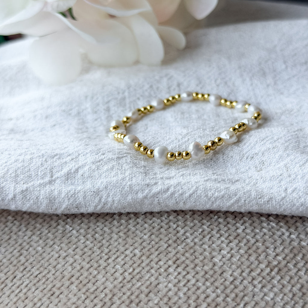 Handgefertigtes Celia Grande Armband mit Süßwasserperlen und vergoldeten Messingperlen für elegante Layering-Looks
