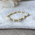 Handgefertigtes Celia Grande Armband mit Süßwasserperlen und vergoldeten Messingperlen für elegante Layering-Looks