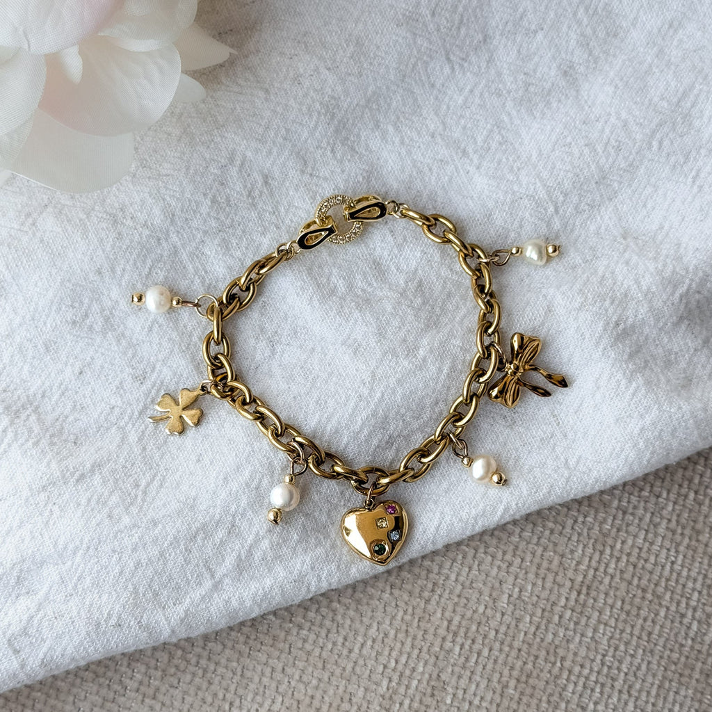 Handgefertigtes Amelie Bettelarmband aus vergoldetem Edelstahl mit Herz-, Schleifen- und Kleeblatt-Charms